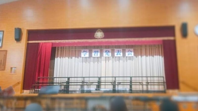 小学校の体育館　学習発表会